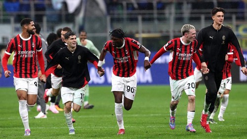 MILAN, ITALY - APRIL 23: Ruben Loftus-Cheek, Christian Pulisic, Tammy Abraham and Alex Jimenez of AC Milan celebrate victory after the coppa Italia Semi Final match between FC  Internazionale and AC Milan at Stadio Giuseppe Meazza on April 23, 2025 in Milan, Italy. (Photo by Marco Luzzani/Getty Images)