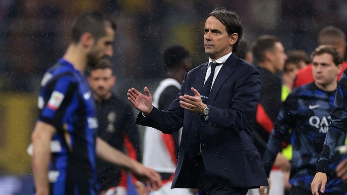 MILAN, ITALY - APRIL 23: Simone Inzaghi Head coach of FC Internazionale applauds the fans following the final whistle of the Coppa Italia Semi Final 2nd Leg match between FC  Internazionale and AC Milan at Stadio Giuseppe Meazza on April 23, 2025 in Milan, Italy. (Photo by Jonathan Moscrop/Getty Images)
