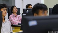 Peserta mengikuti Ujian Tulis Berbasis Komputer- Seleksi Nasional Berbasis Tes (UTBK-SNBT) di Kampus UPN Veteran, Depok, Jawa Barat. Pelaksanaan UTBK-SNBT digelar secara serentak se-Indonesia dengan 860.976 peserta untuk memperebutkan 259.564 kursi di perguruan tinggi negeri (PTN).  