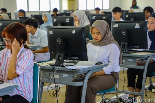 UTBK SNBT 2025 resmi dimulai pada sejak Rabu, 23 April 2025. Sebanyak 860.976 peserta akan bersaing memperebutkan 259.564 kursi di berbagai PTN di seluruh Indonesia.