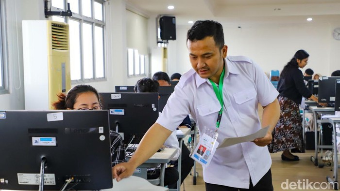 UTBK SNBT 2025 resmi dimulai pada sejak Rabu, 23 April 2025. Sebanyak 860.976 peserta akan bersaing memperebutkan 259.564 kursi di berbagai PTN di seluruh Indonesia.