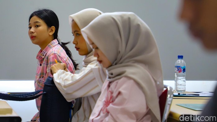 UTBK SNBT 2025 resmi dimulai pada sejak Rabu, 23 April 2025. Sebanyak 860.976 peserta akan bersaing memperebutkan 259.564 kursi di berbagai PTN di seluruh Indonesia.