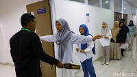 Peserta ujian menjalani pemeriksaan sebelum memasuki ruang ujian. Terdapat beberapa materi soal yang akan diujikan dalam UTBK 2025. Materi tersebut dibagi menjadi 2 tes, yakni Tes Potensi Skolastik (TPS) dan tes literasi.  