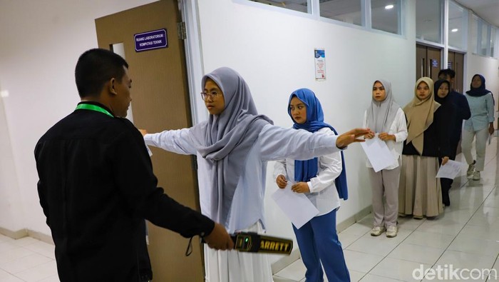 UTBK SNBT 2025 resmi dimulai pada sejak Rabu, 23 April 2025. Sebanyak 860.976 peserta akan bersaing memperebutkan 259.564 kursi di berbagai PTN di seluruh Indonesia.