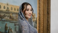 Penampilan Aaliyah Massaid saat menggelar acara mitoni atau tasyakuran 7 bulanan. Aaliyah memakai kebaya brokat berwarna biru muda dengan sentuhan abu-abu rancangan Asky Febriyanti. Foto: Instagram @aaliyah.massaid (Fotografer @fordem.co)