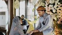 Momen Aaliyah Massaid sungkem dengan Thariq Halilintar. Terlihat dari samping, Aaliyah tersenyum memandang wajah Thariq. Foto: Instagram @aaliyah.massaid (Fotografer @fordem.co)