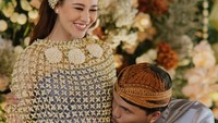 Senyum manis Aaliyah Massaid ketika Thariq mencium baby bump-nya. Aaliyah dan Thariq sebelumnya juga sudah menggelar gender reveal dan mengumumkan akan dikaruniai bayi laki-laki. Foto: Instagram @aaliyah.massaid (Fotografer @fordem.co)