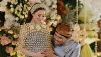 Acara mitoni atau tasyakuran 7 bulanan yang dilakukan Aaliyah Massaid mengusung adat Jawa. Aaliyah dan Thariq tampak tersenyum saat menjalani prosesi siraman. Foto: Instagram @aaliyah.massaid (Fotografer @fordem.co)