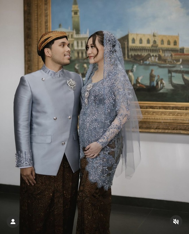 Memasuki trimester ketiga kehamilan, Aaliyah dan Thariq menggelar acara tasyakuran dan mitoni 7 bulanan. Di acara tersebut keduanya kompak kenakan busana tradisional berupa kebaya dan beskap berwarna biru muda. Foto: Instagram/@aaliyah.massaid