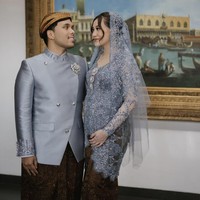 Memasuki trimester ketiga kehamilan, Aaliyah dan Thariq menggelar acara tasyakuran dan mitoni 7 bulanan. Di acara tersebut keduanya kompak kenakan busana tradisional berupa kebaya dan beskap berwarna biru muda. Foto: Instagram/@aaliyah.massaid