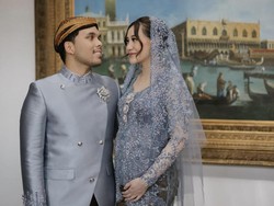 8 Foto Tasyakuran & Mitoni 7 Bulanan Aaliyah Massaid, Anggun Berkebaya Biru