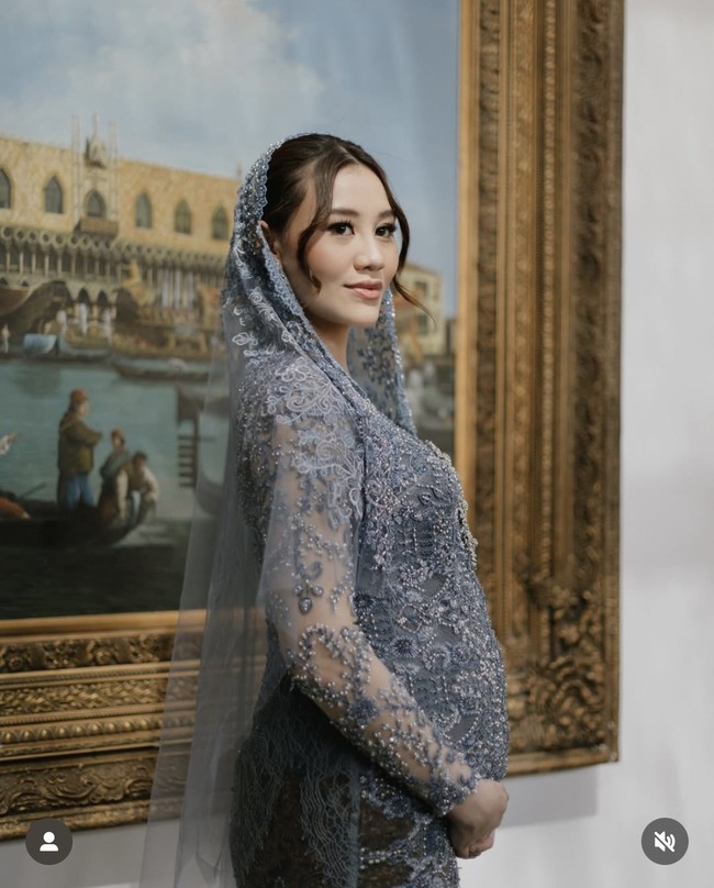 Aaliyah tampil anggun dengan kebaya rancangan desainer Asky Febrianti. Kebaya full payet itu dilengkapi dengan kerudung berhias bordir dan payet yang membuat penampilan bumil makin elegan. Foto: Instagram/@aaliyah.massaid