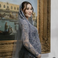 Aaliyah tampil anggun dengan kebaya rancangan desainer Asky Febrianti. Kebaya full payet itu dilengkapi dengan kerudung berhias bordir dan payet yang membuat penampilan bumil makin elegan. Foto: Instagram/@aaliyah.massaid