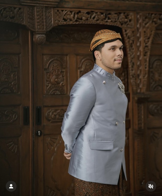 Sementara beskap yang dikenakan Thariq merupakan rancangan desainer Renzi Lazuardi. Beskap tersebut dilengkapi dengan bros silver di salah satu sisi dadanya. Thariq juga mengenakan blangkon di kepalanya yang membuat penampilannya semakin lengkap. Foto: Instagram/@aaliyah.massaid