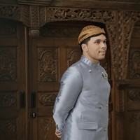 Sementara beskap yang dikenakan Thariq merupakan rancangan desainer Renzi Lazuardi. Beskap tersebut dilengkapi dengan bros silver di salah satu sisi dadanya. Thariq juga mengenakan blangkon di kepalanya yang membuat penampilannya semakin lengkap. Foto: Instagram/@aaliyah.massaid