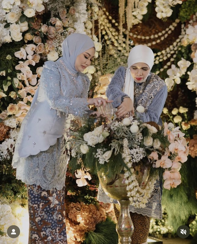 Ibunda Thariq dan Aaliyah, Lenggogeni Faruk dan Reza Artamevia juga tampak hadir mengenakan kebaya berwarna biru muda. Reza melengkapi penampilannya dengan hijab senada, sementara Lenggogeni memilih hijab berwarna putih. Foto: Instagram/@aaliyah.massaid