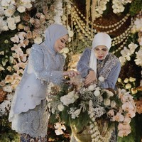 Ibunda Thariq dan Aaliyah, Lenggogeni Faruk dan Reza Artamevia juga tampak hadir mengenakan kebaya berwarna biru muda. Reza melengkapi penampilannya dengan hijab senada, sementara Lenggogeni memilih hijab berwarna putih. Foto: Instagram/@aaliyah.massaid