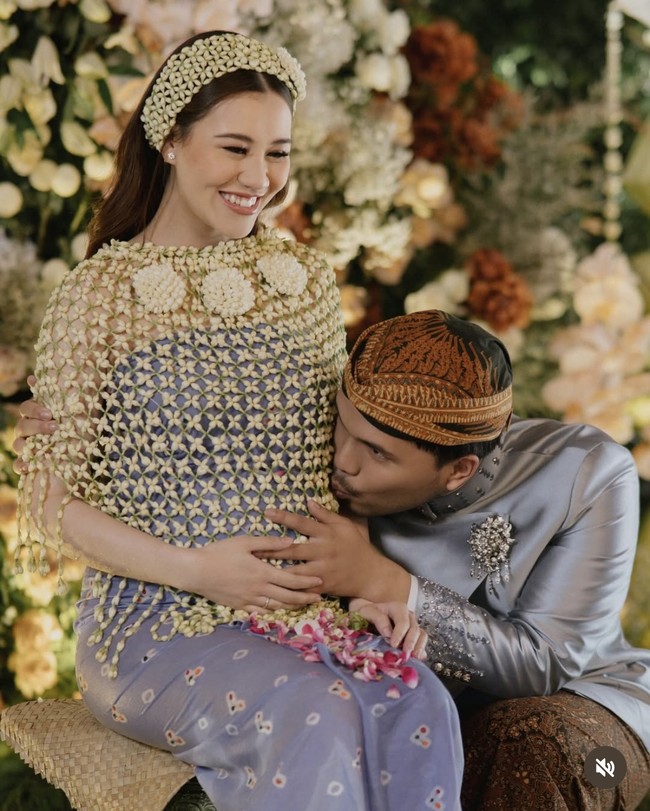 Untuk prosesi siraman Aaliyah berganti baju mengenakan kain jumputan warna biru muda. Penampilannya juga dilengkapi dengan ronce melati yang digunakan sebagai bandana di kepala serta untuk menutupi bagian dadanya. Foto: Instagram/@aaliyah.massaid