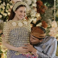 Untuk prosesi siraman Aaliyah berganti baju mengenakan kain jumputan warna biru muda. Penampilannya juga dilengkapi dengan ronce melati yang digunakan sebagai bandana di kepala serta untuk menutupi bagian dadanya. Foto: Instagram/@aaliyah.massaid