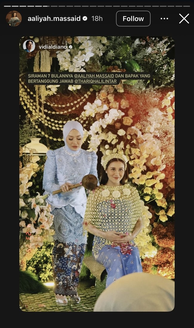 Memilih prosesi adat Jawa, acara diawali dengan ritual siraman menggunakan air kembang setaman. Kedua orangtua dan Thariq tampak turut ikut menyiramkan air kepada Aaliyah. Foto: Instagram/@aaliyah.massaid