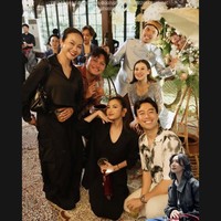 Para rekan artis yang juga merupakan sahabat Aaliyah seperti Mahalini, Rizky Febian, Yura Yunita, dan Vidi Aldiano terlihat hadir dan berfoto bersama. Foto: Instagram/@aaliyah.massaid