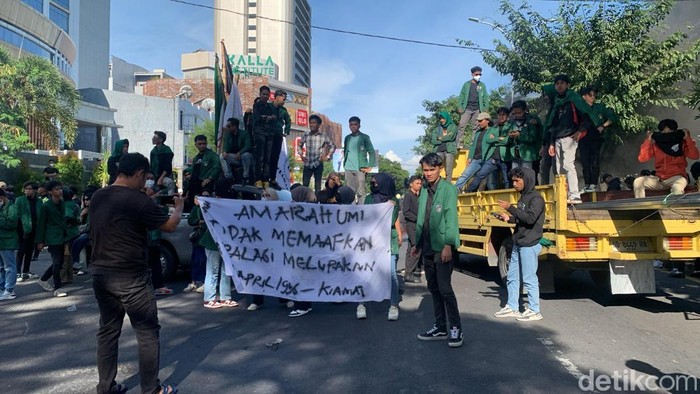 Aksi mahasiswa memperingati 29 tahun tragedi Amarah UMI Makassar.