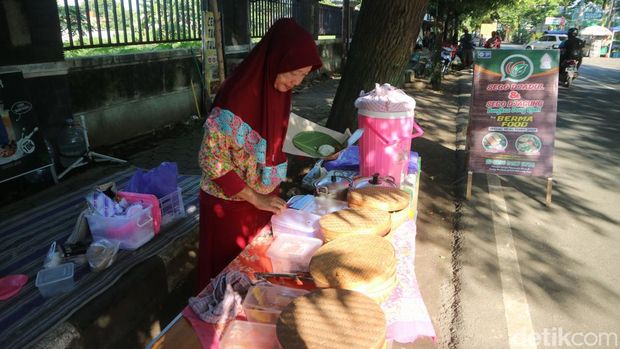 Amelia Kristiani (46) warga  membagikan kisah merintis usaha jualan nasi jaman dahulu atau jadul, Kamis (24/4/2025).