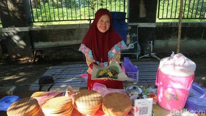 Amelia Kristiani (46) warga  membagikan kisah merintis usaha jualan nasi jaman dahulu atau jadul, Kamis (24/4/2025).