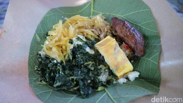 Amelia Kristiani (46) warga  membagikan kisah merintis usaha jualan nasi jaman dahulu atau jadul, Kamis (24/4/2025).