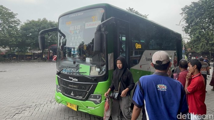 Antrean bus TransJatim di Terminal Purabaya