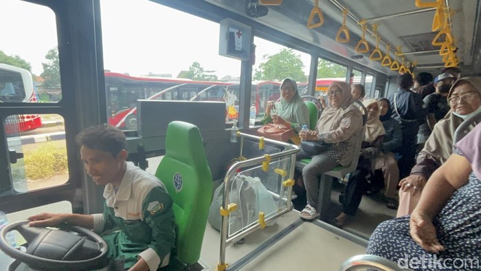 Antrean bus TransJatim di Terminal Purabaya