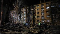 Sebuah gedung apartemen di Kyiv, Ukraina, jadi sasaran rudal Rusia.
