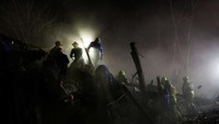 Petugas berjibaku mengevakuasi para korban serangan ini.