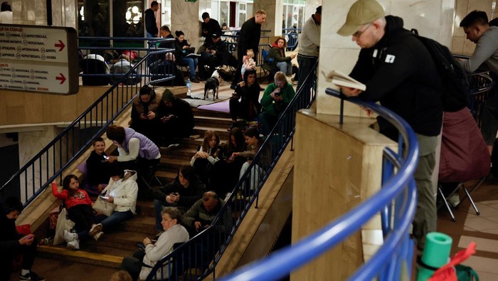 Apartemen di Kyiv Rusak Dihantam Rudal Balistik Rusia People take shelter inside a metro station during a Russian military strike, amid Russia's attack on Ukraine, in Kyiv, Ukraine April 24, 2025. REUTERS/Alina Smutko