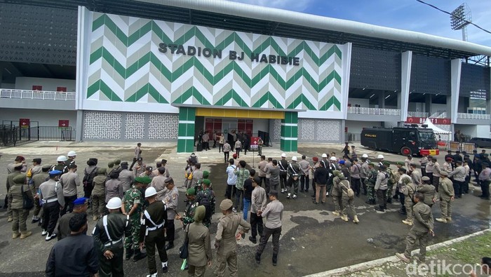 Apel personel gabungan persiapan pengamanan pertandingan PSM Makassar di Stadion Gelora BJ Habibie.