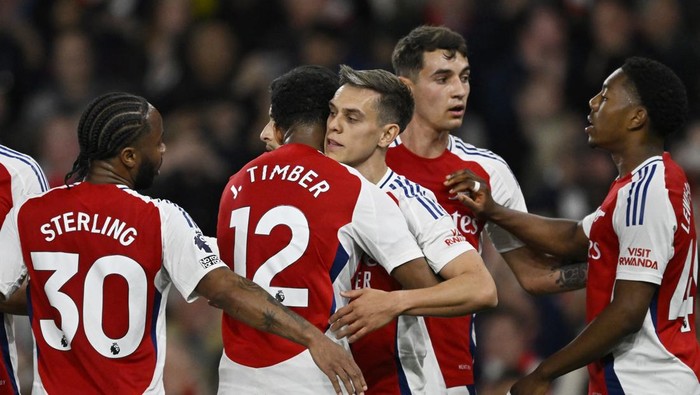 Soccer Football - Premier League - Arsenal v Crystal Palace - Emirates Stadium, London, Britain - April 23, 2025 Arsenals Leandro Trossard celebrates scoring their second goal with teammates REUTERS/Tony O Brien EDITORIAL USE ONLY. NO USE WITH UNAUTHORIZED AUDIO, VIDEO, DATA, FIXTURE LISTS, CLUB/LEAGUE LOGOS OR LIVE SERVICES. ONLINE IN-MATCH USE LIMITED TO 120 IMAGES, NO VIDEO EMULATION. NO USE IN BETTING, GAMES OR SINGLE CLUB/LEAGUE/PLAYER PUBLICATIONS. PLEASE CONTACT YOUR ACCOUNT REPRESENTATIVE FOR FURTHER DETAILS..