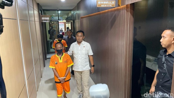 Bapak yang rudapaksa anak kandung saat digelandang di Mapolres Lamongan.