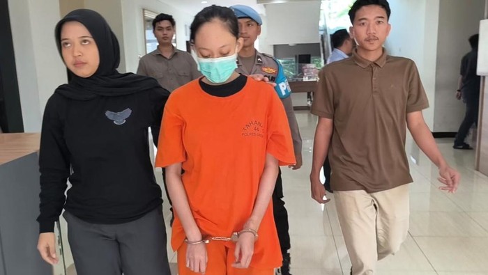 JC (30), pelaku pembuang bayinya di pabrik bonek Gresik saat dihadirkan dalam jumpa pers