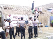 Semangat Polres Rembang Bedah Rumah Sumarmi di Desa Turusgede
