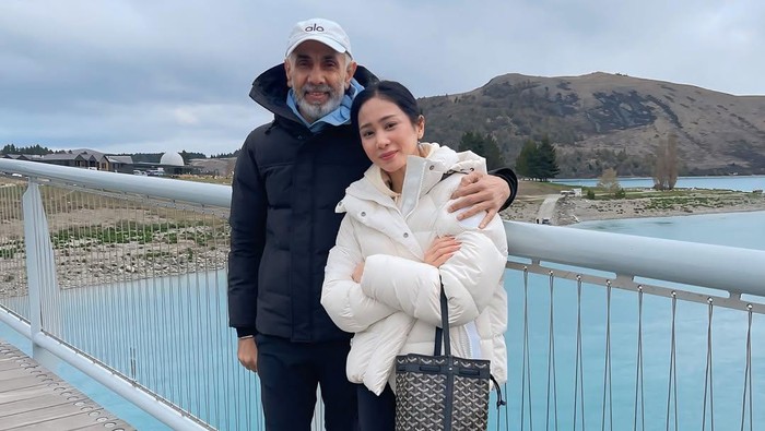 Bunga Zainal dan suami