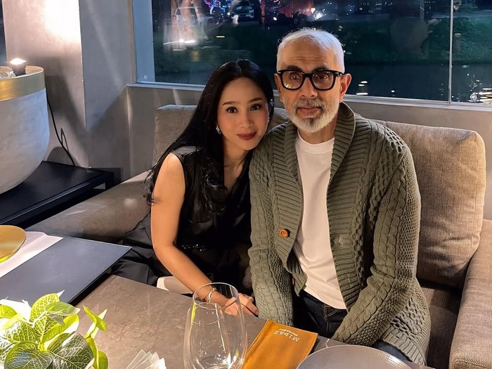 Bunga Zainal dan suami