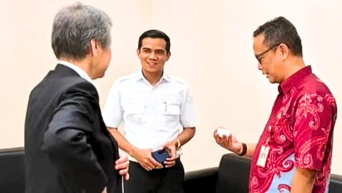 Bupati Nunukan H. Irwan Sabri (Tengah) usai melakukan audiensi Kementerian ESDM