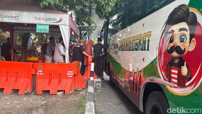 Bus Trans Jatim di Terminal Purabaya Bus Trans Jatim di Terminal Purabaya