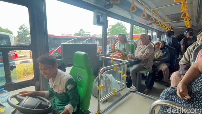 Bus Trans Jatim di Terminal Purabaya