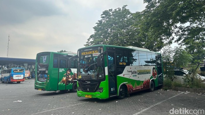 Bus Trans Jatim di Terminal Purabaya