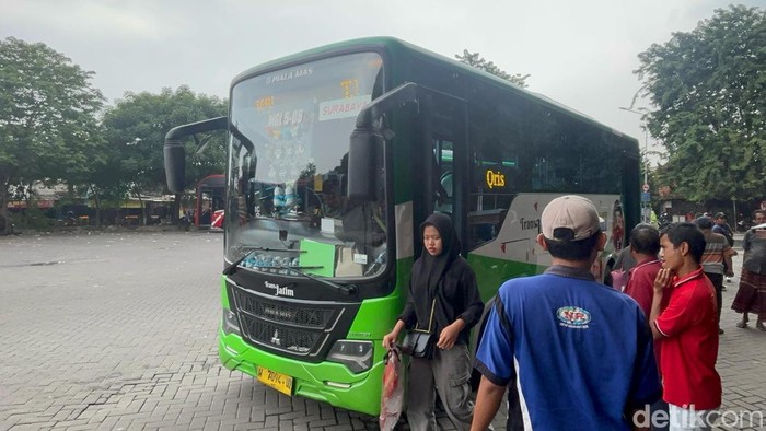 Bus Trans Jatim di Terminal Purabaya
