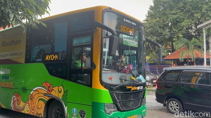 Bus Trans Jatim di Terminal Purabaya