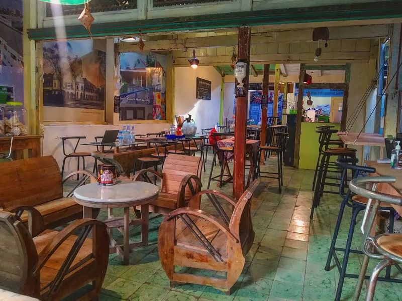 coffee shop ngumpet dalam gang di berbagai daerah