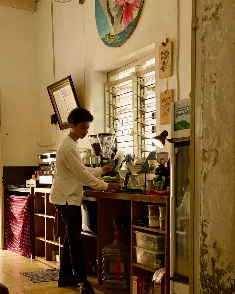 coffee shop ngumpet dalam gang di berbagai daerah