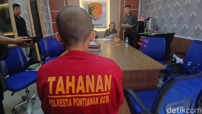 DA saat diperiksa di Mapolresta Pontianak